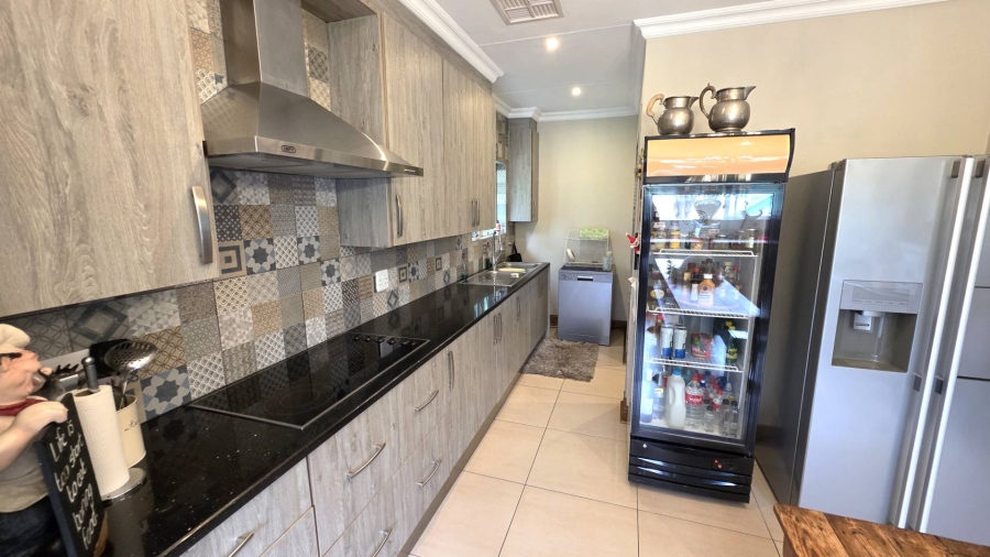 3 Bedroom Property for Sale in Caribbean Beach Club North West